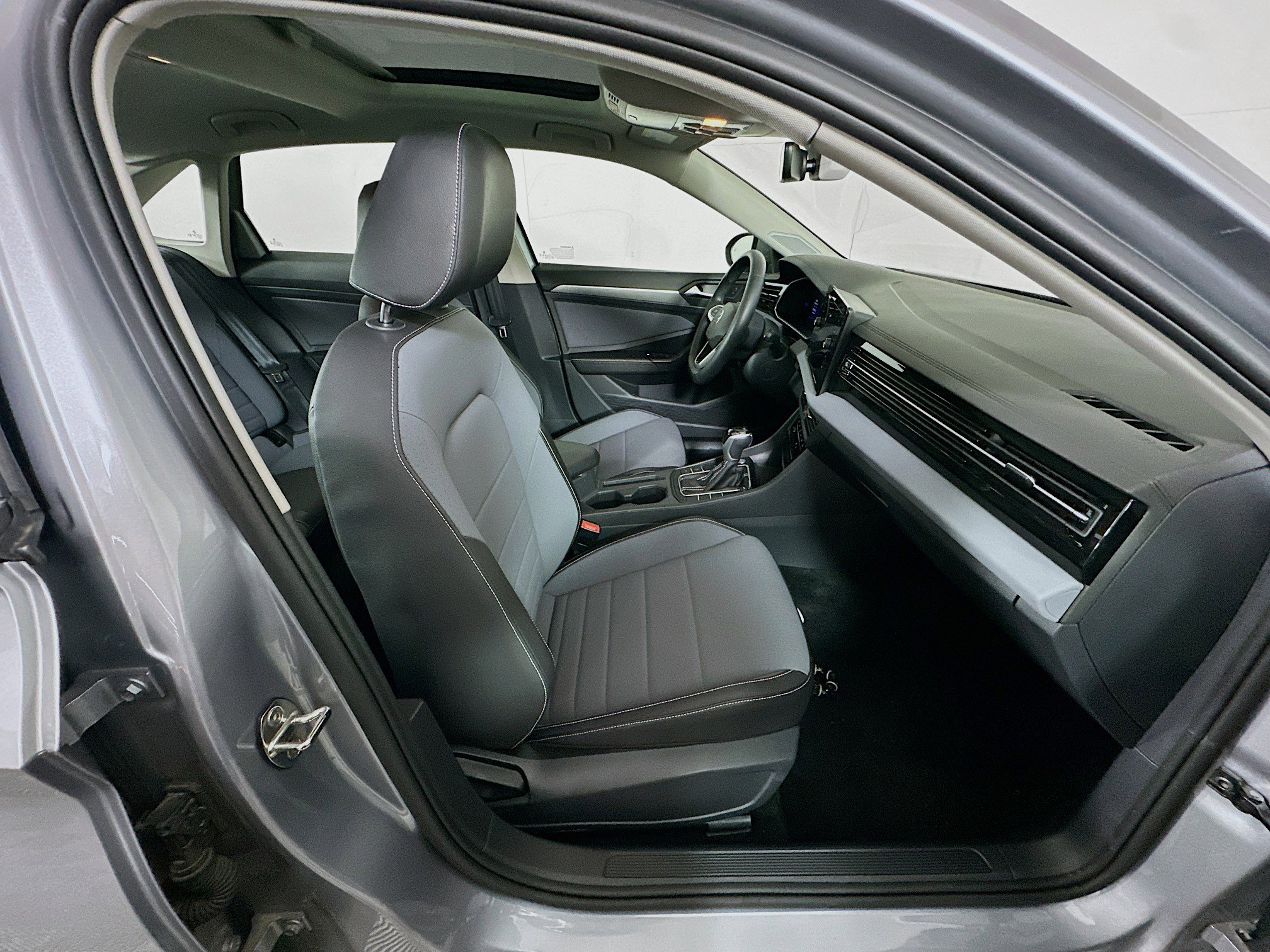 Used 2025 Volkswagen Jetta SE image 30