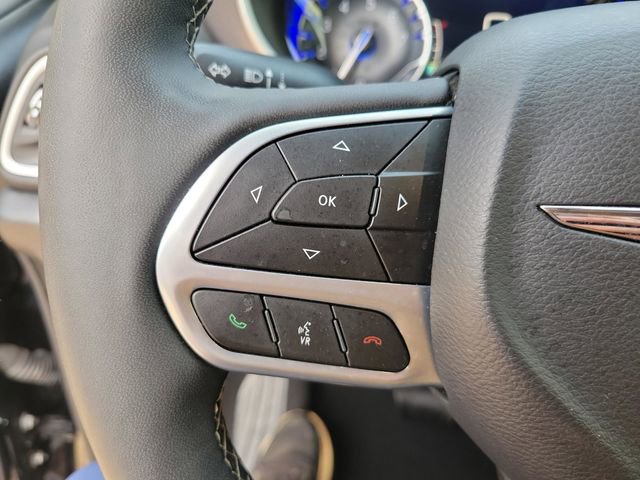 Used 2025 Chrysler Pacifica Select image 28