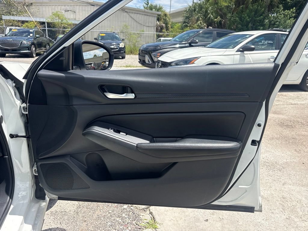 Used 2025 Nissan Altima 2.5 SV FWD image 17
