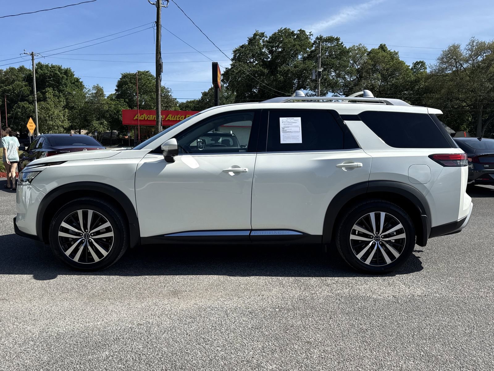 Used 2024 Nissan Pathfinder Platinum image 2