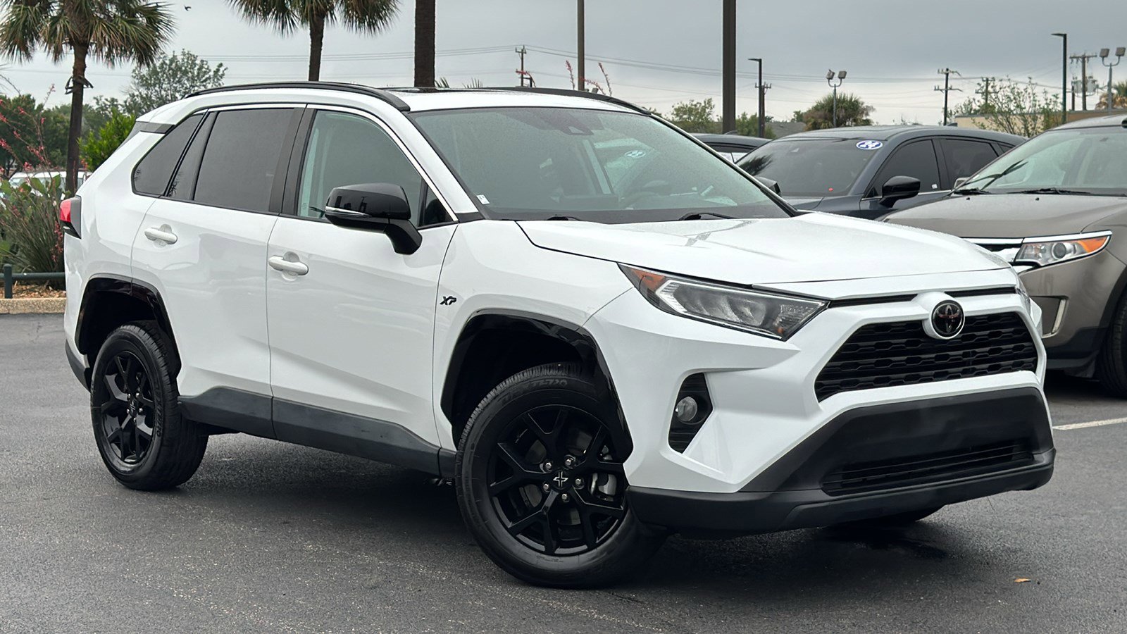Used 2021 Toyota RAV4 XLE w/ Convenience Package FWD image 2