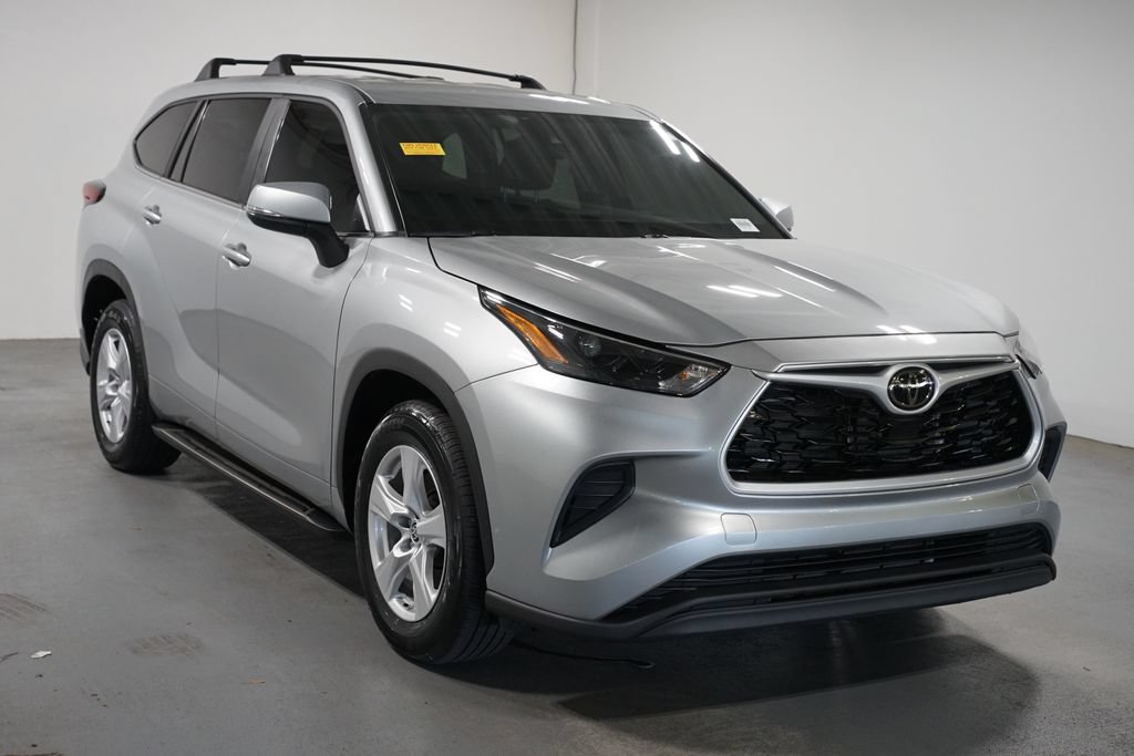 Used 2023 Toyota Highlander L FWD image 3