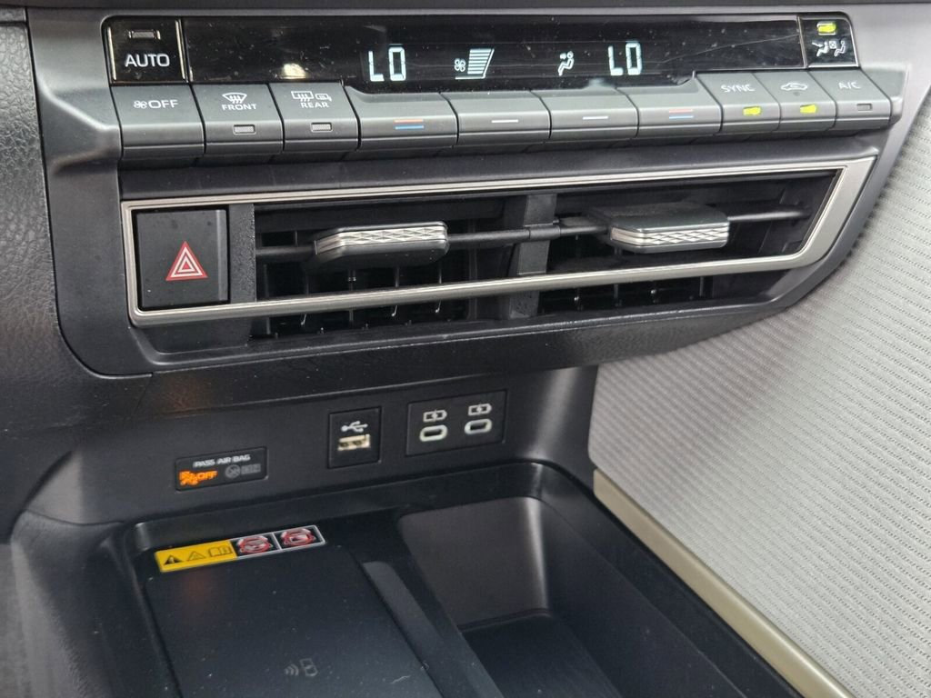 Used 2025 Toyota Camry SE image 18