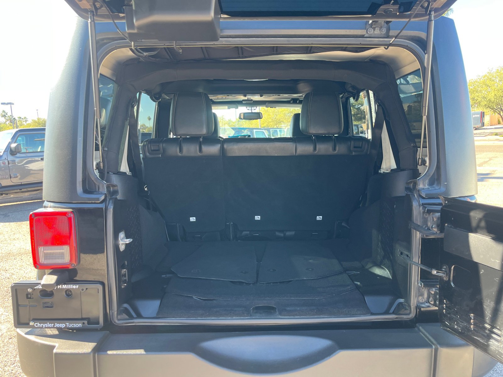 Used 2015 Jeep Wrangler Unlimited Rubicon w/ Connectivity Group image 34