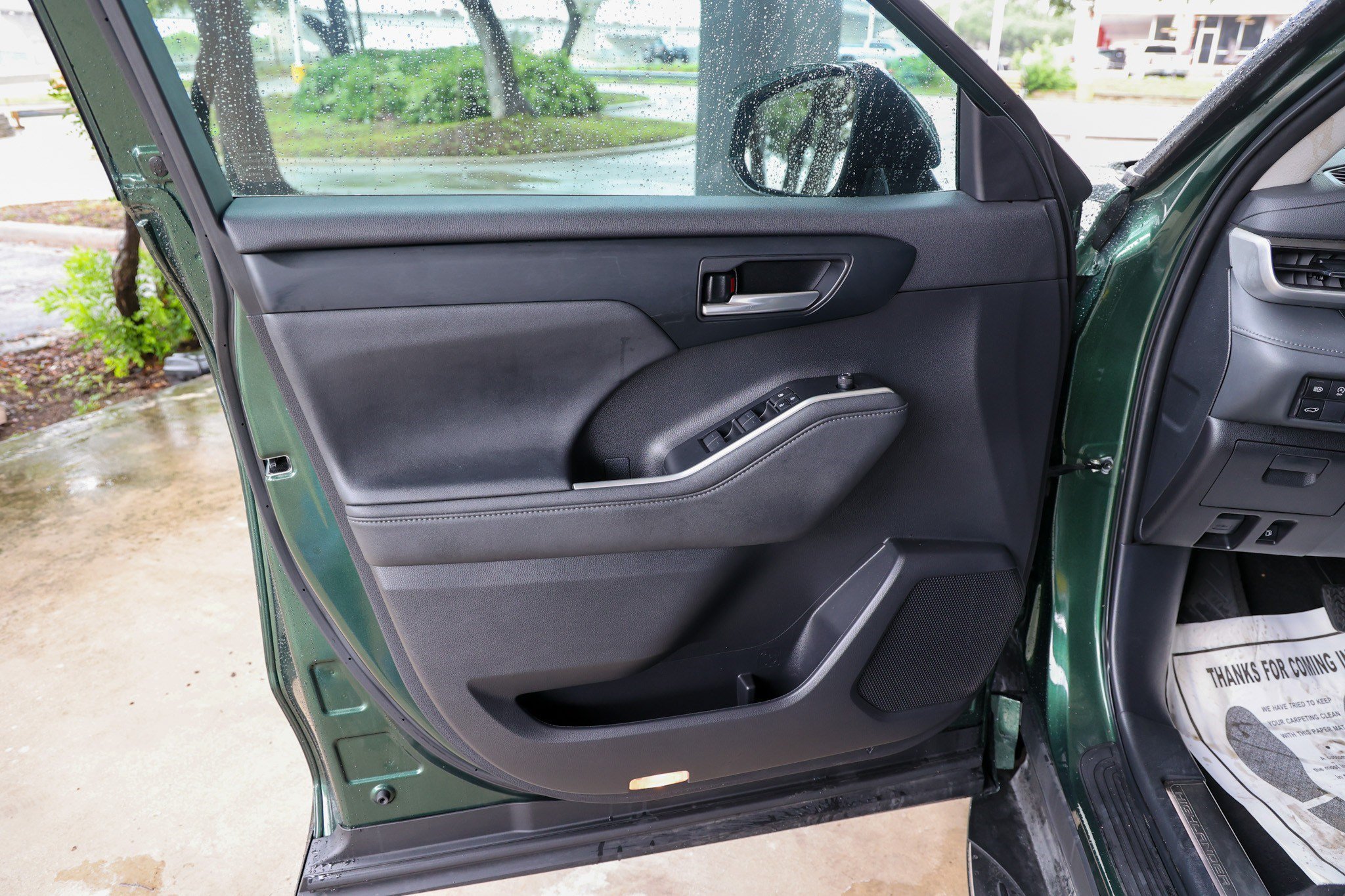 Used 2023 Toyota Highlander XLE FWD image 32