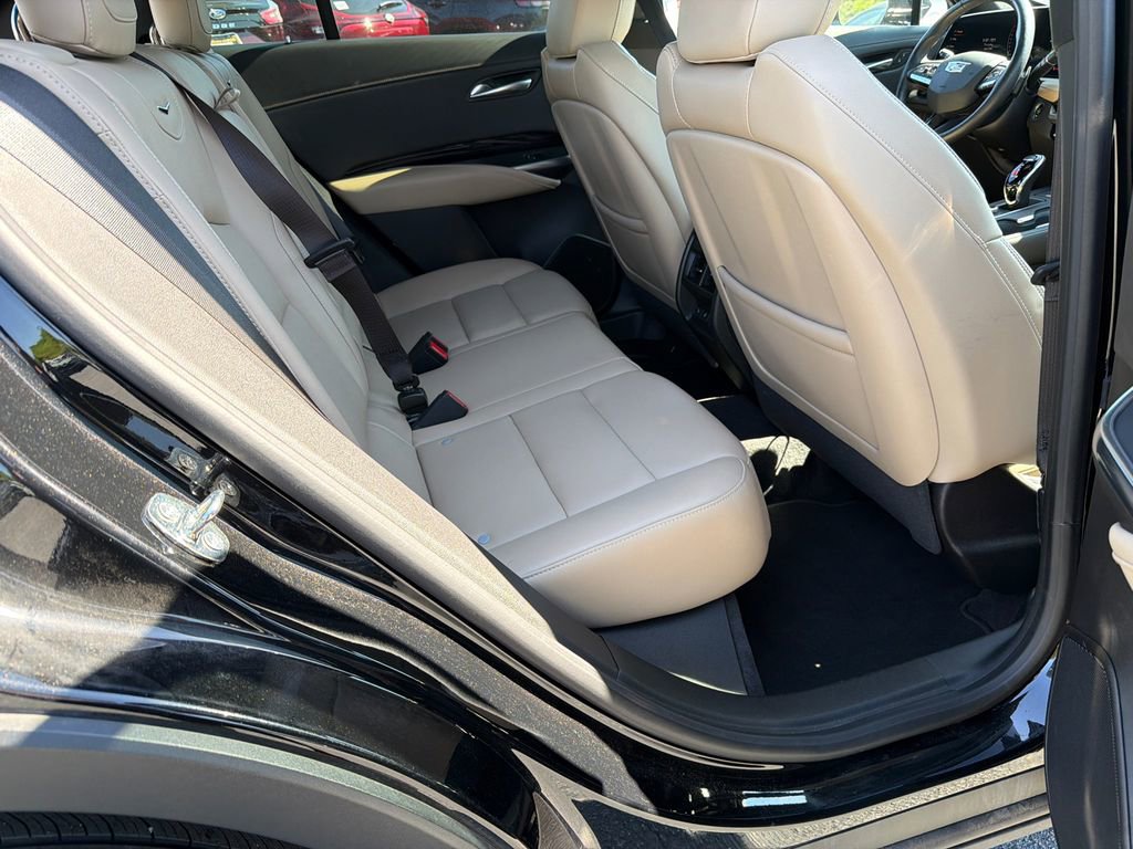 Used 2024 Cadillac XT4 Luxury w/ Cold Weather Package image 15