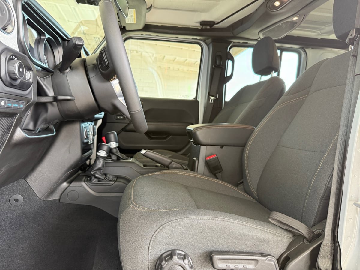 Used 2024 Jeep Wrangler Unlimited Sahara AWD/4WD image 16