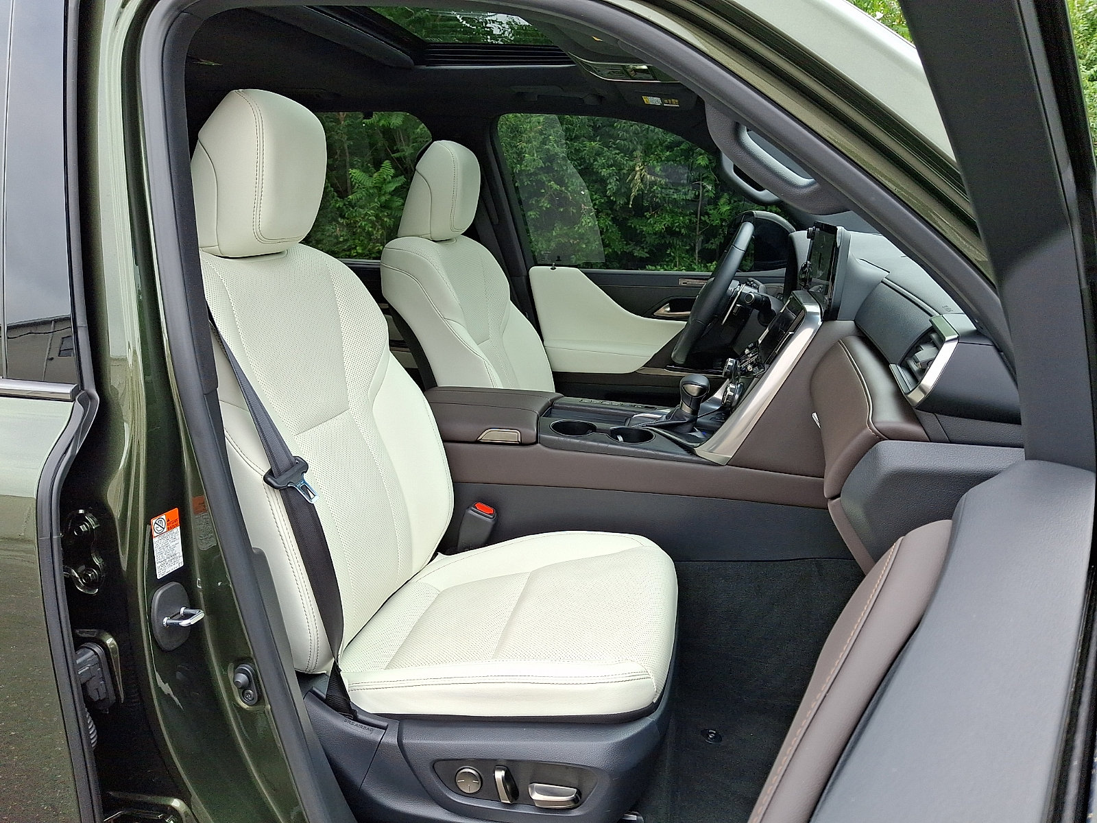 Used 2024 Lexus LX 600 4WD w/ Luxury Package image 3
