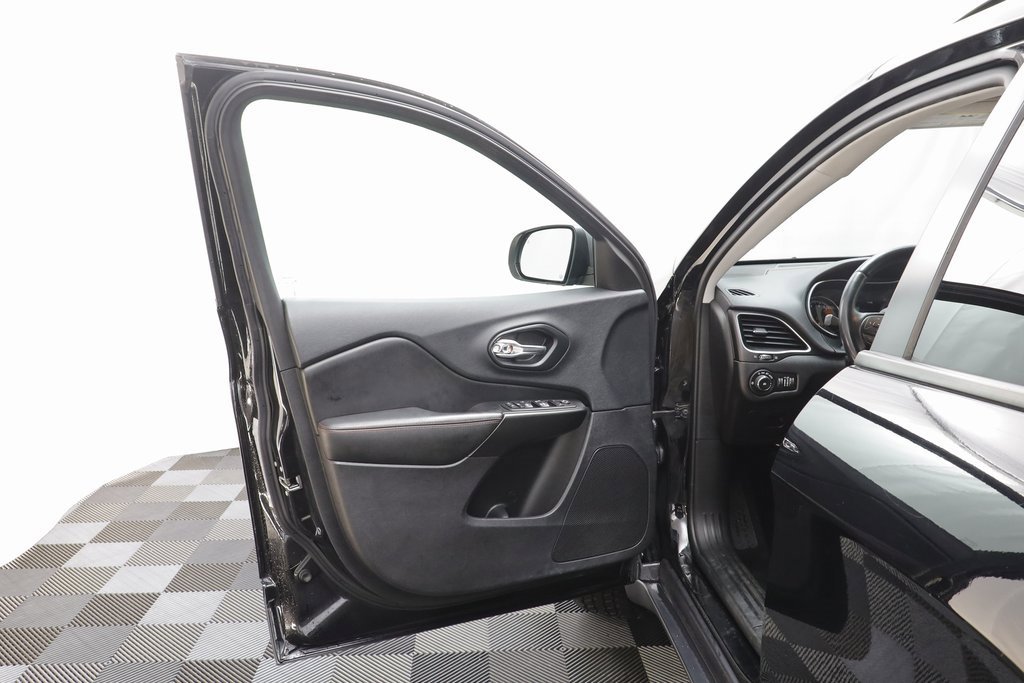 Used 2019 Jeep Cherokee Trailhawk w/ Cold Weather Group image 5