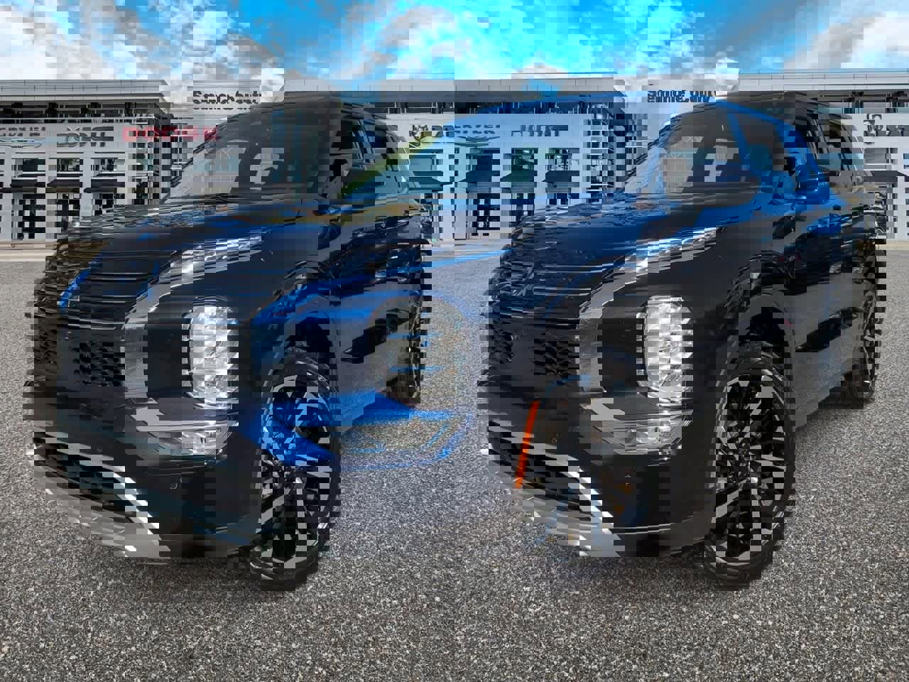 Used 2024 Mitsubishi Outlander SE image 1