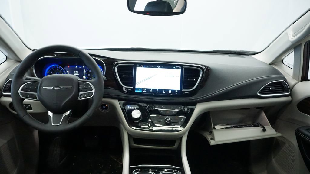 Used 2023 Chrysler Pacifica Limited image 23