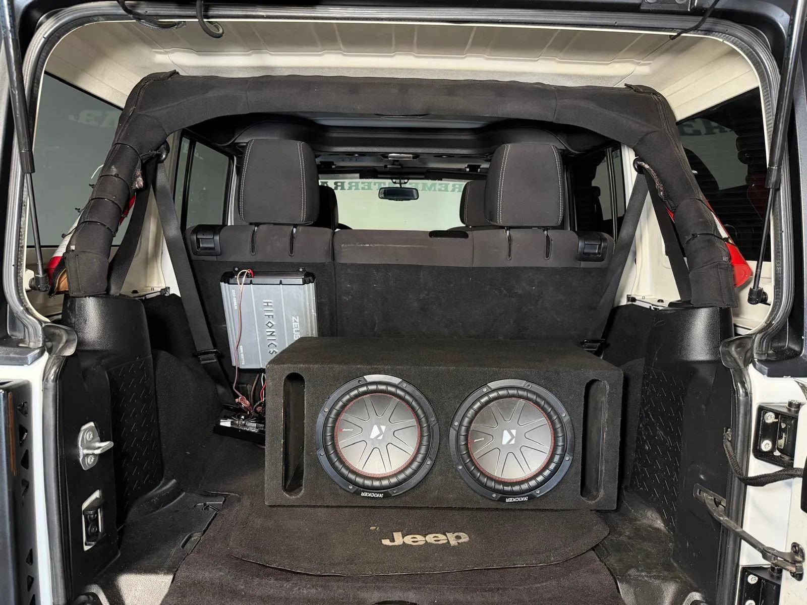 Used 2015 Jeep Wrangler Unlimited Rubicon w/ Connectivity Group AWD/4WD image 15