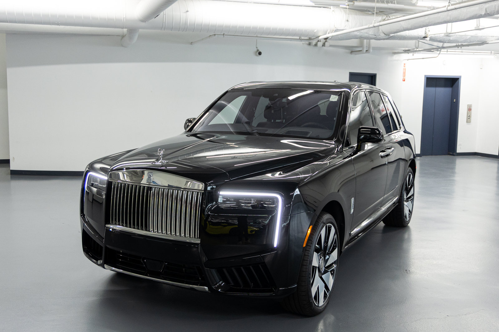 New 2027 Rolls-Royce Cullinan AWD/4WD image 2