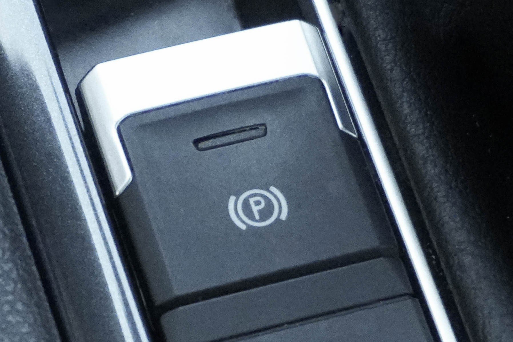 Used 2024 Volkswagen Tiguan SE R-Line image 25