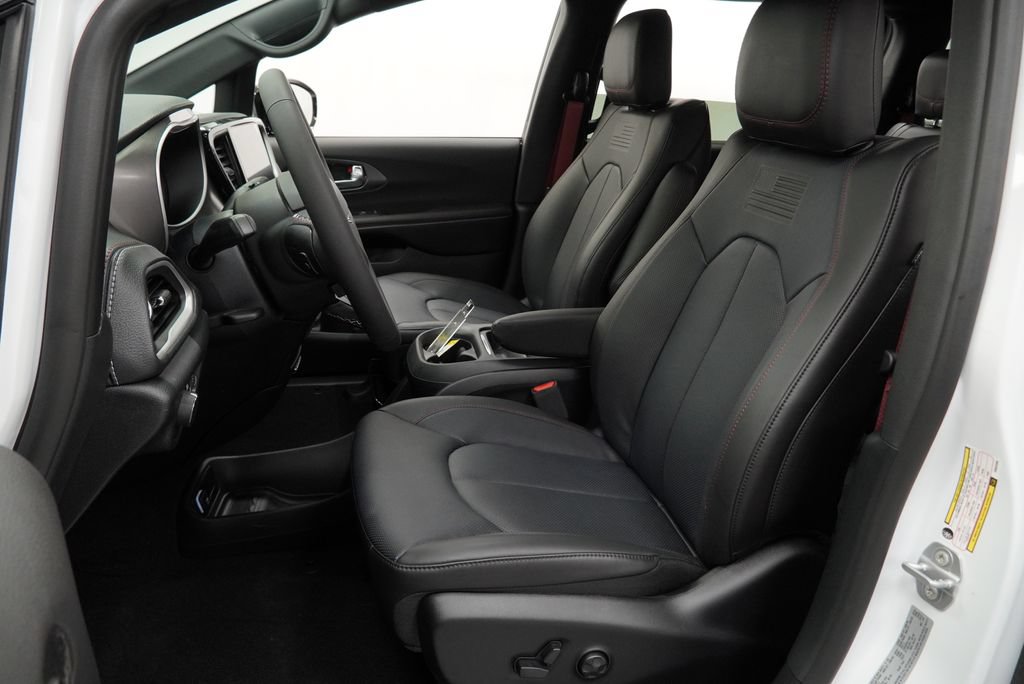 New 2027 Chrysler Pacifica Select AWD/4WD image 16