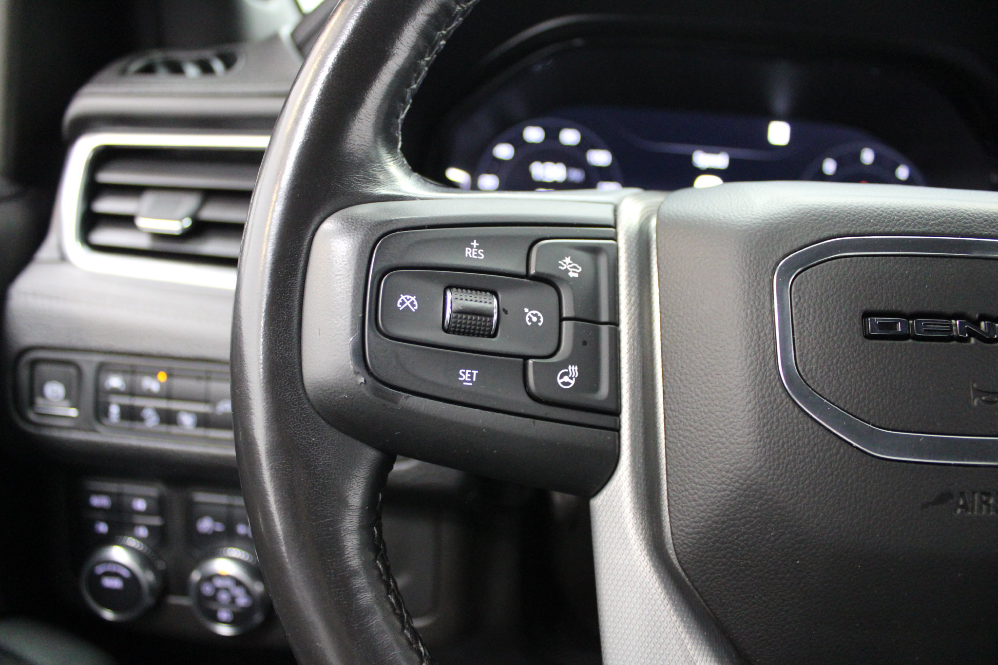 Used 2022 GMC Yukon XL Denali AWD/4WD image 40