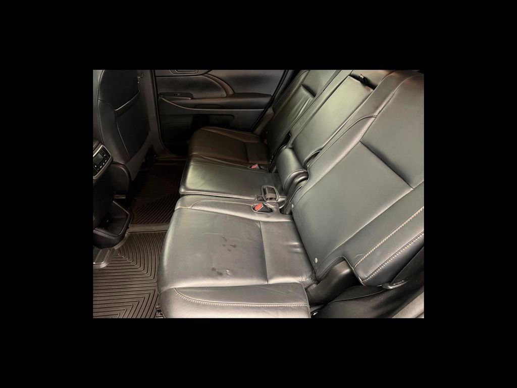 Used 2016 Toyota Highlander XLE image 17