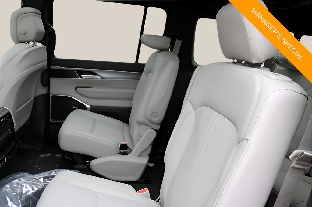 New 2025 Jeep Wagoneer L Series II AWD/4WD image 17