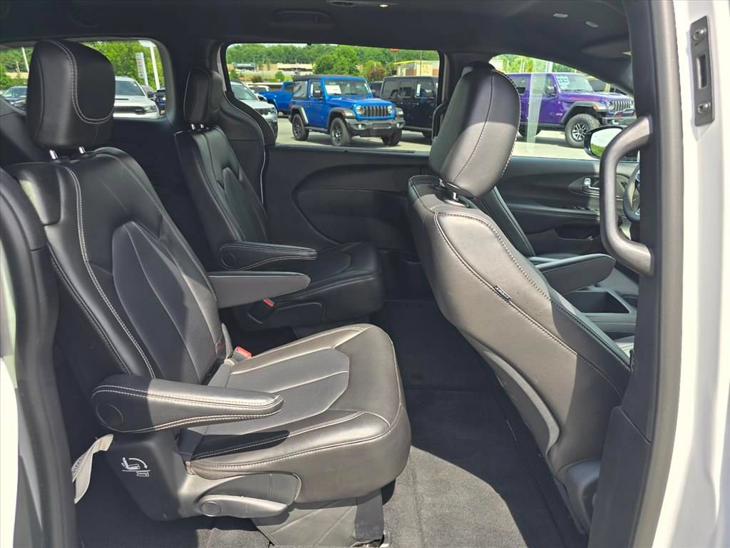 Used 2025 Chrysler Pacifica Select FWD image 14
