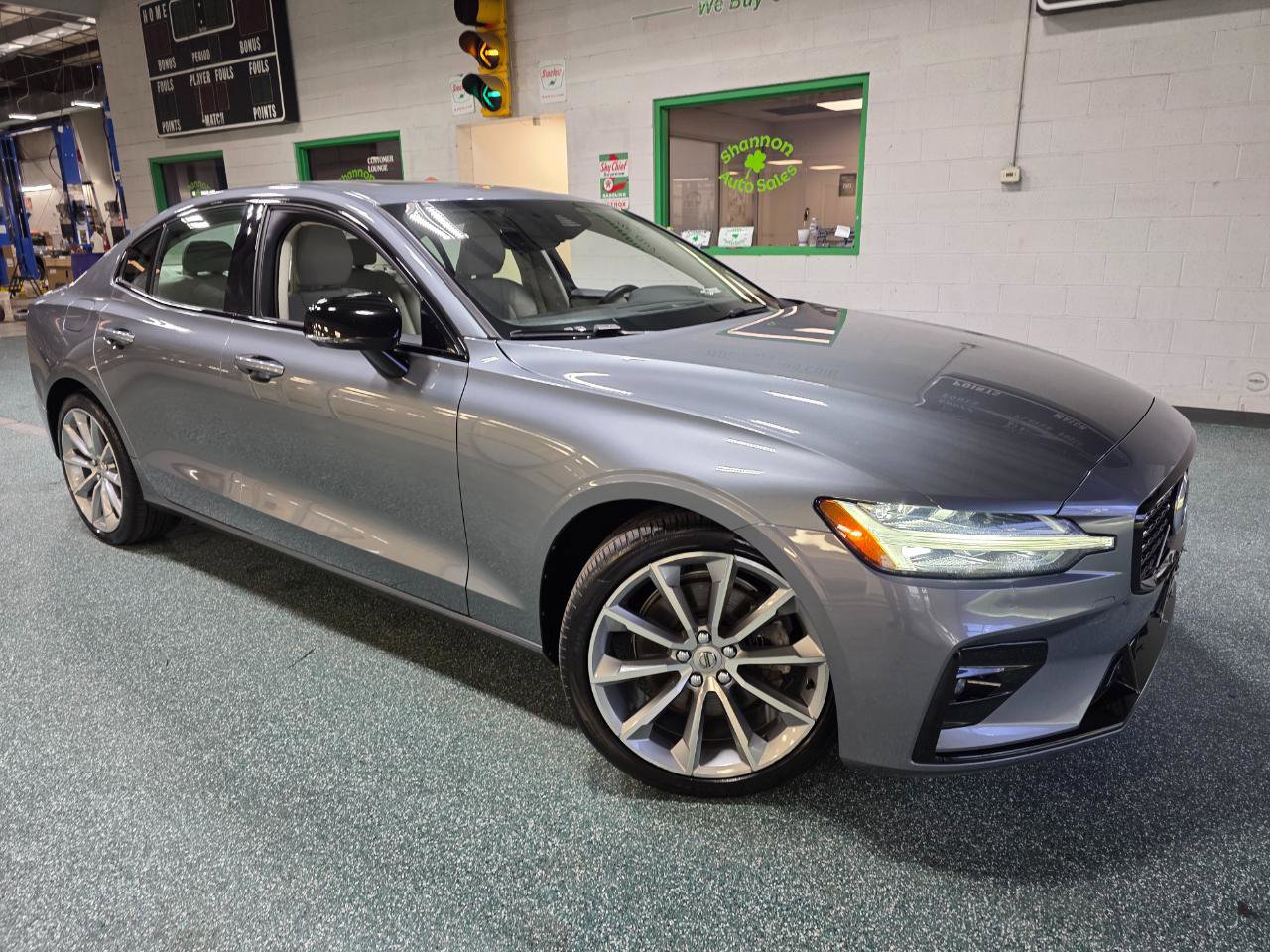 Used 2021 Volvo S60 T5 Momentum w/ Premium Package image 14