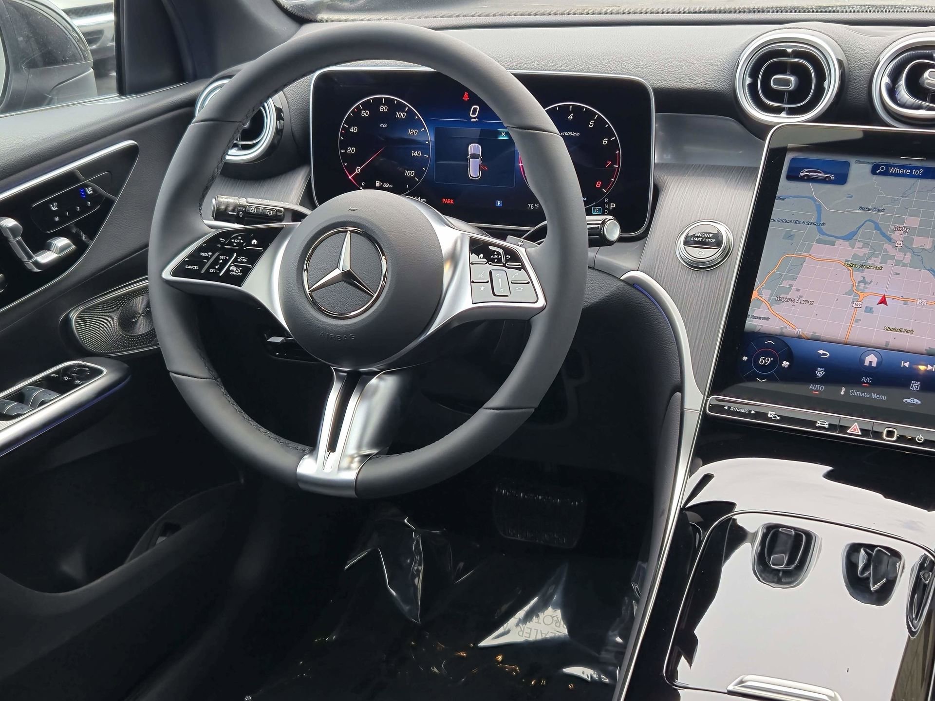 Used 2025 Mercedes-Benz GLC 300 4MATIC image 8