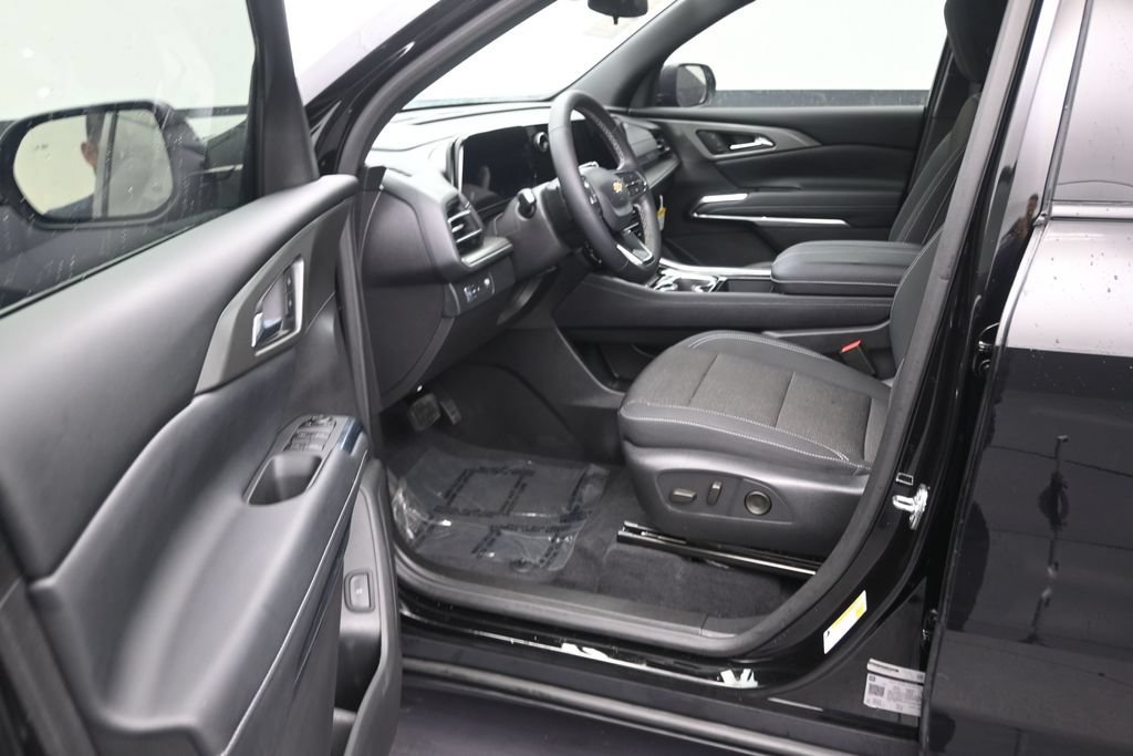 Used 2026 Chevrolet Traverse LT FWD image 11