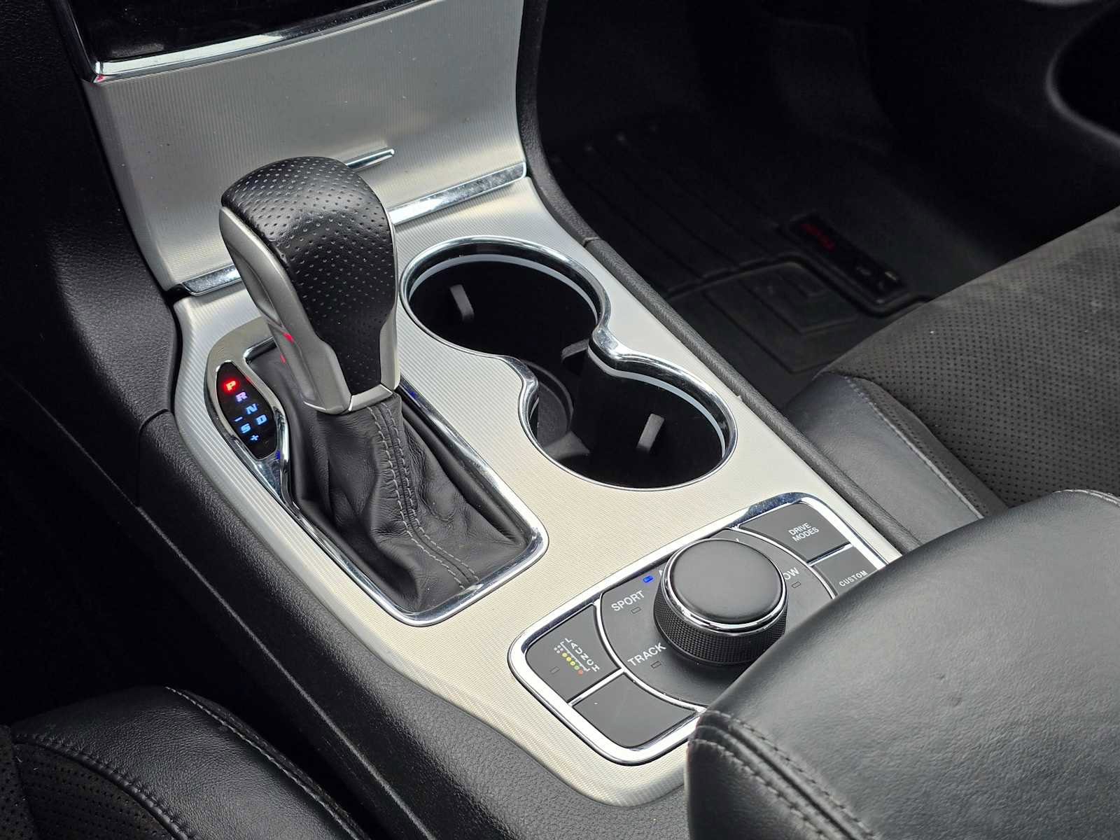 Used 2019 Jeep Grand Cherokee SRT image 25