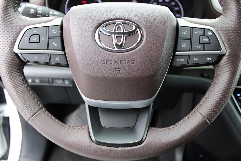 Certified 2024 Toyota Sienna Platinum image 13