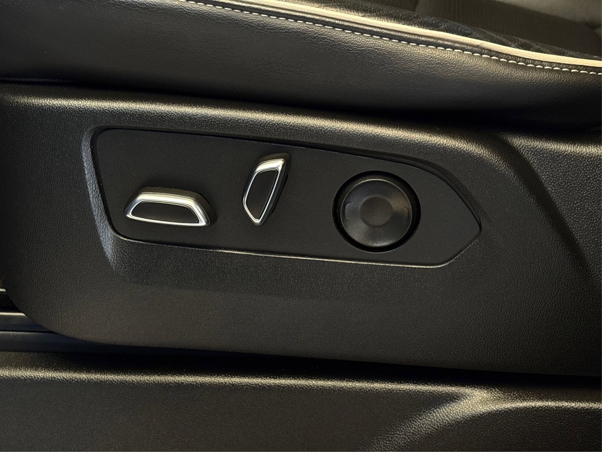 Used 2022 Cadillac Escalade Premium Luxury w/ Performance Package image 32