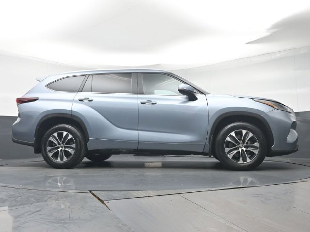 Used 2024 Toyota Highlander XLE AWD/4WD image 38