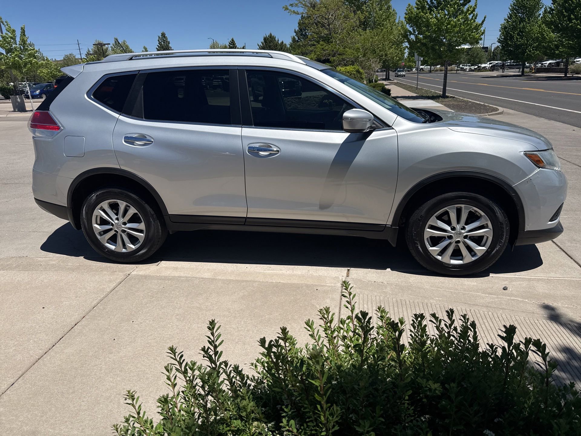 Used 2015 Nissan Rogue SV AWD/4WD image 4