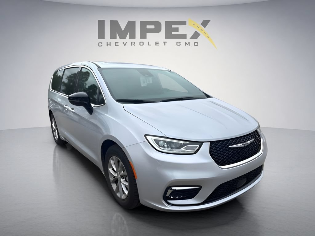 Used 2026 Chrysler Pacifica Limited FWD image 5