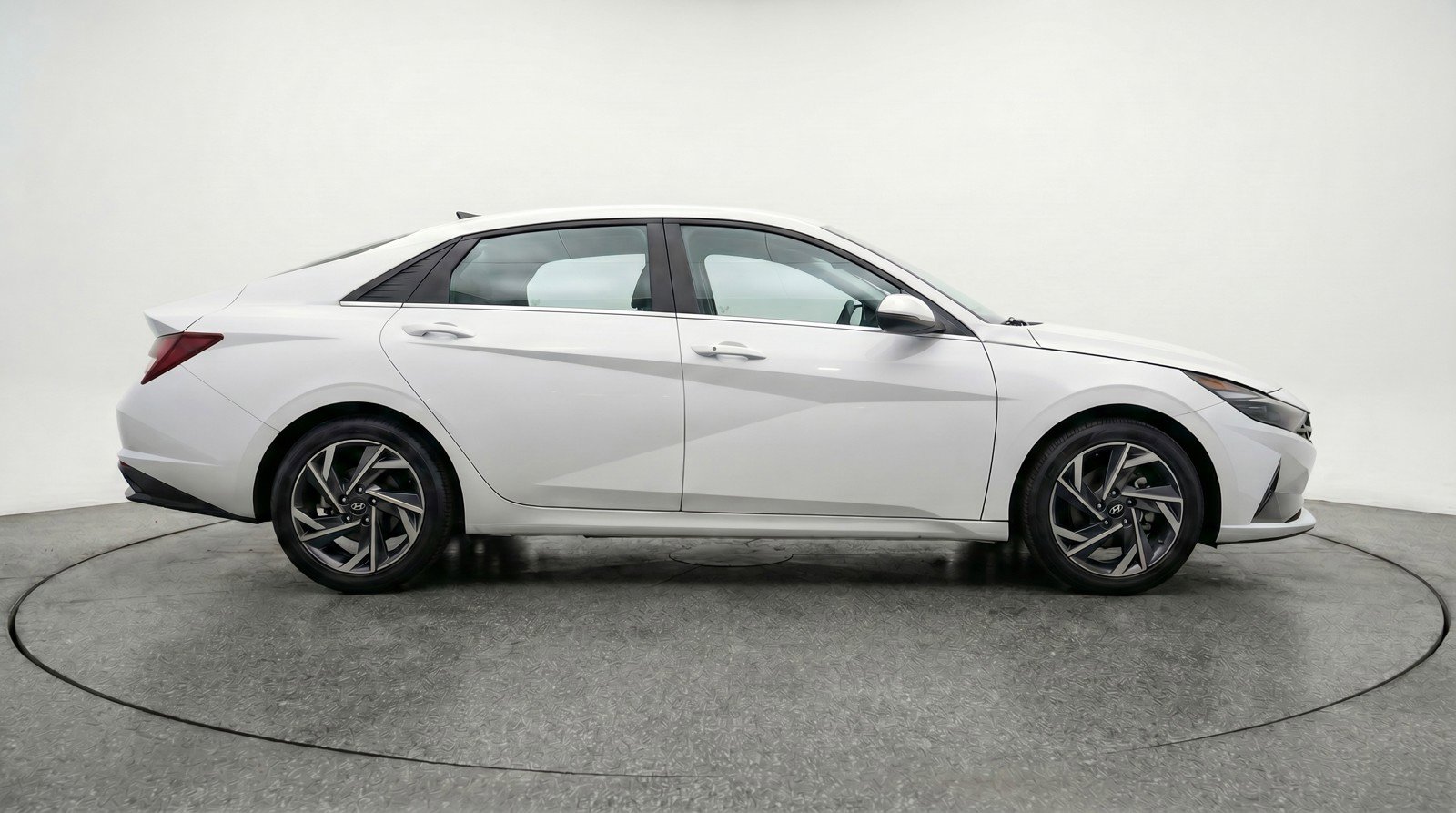 Used 2025 Hyundai Elantra SEL FWD image 11