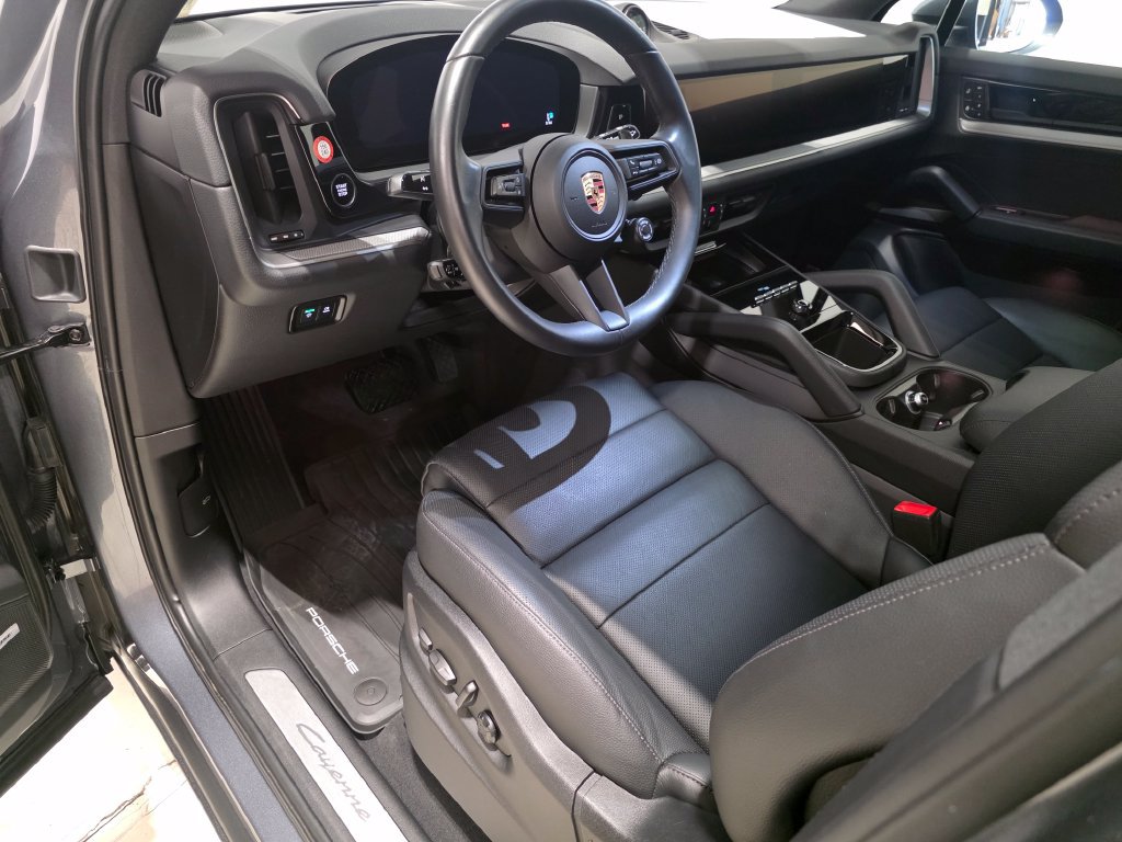 Certified 2026 Porsche Cayenne AWD/4WD image 5