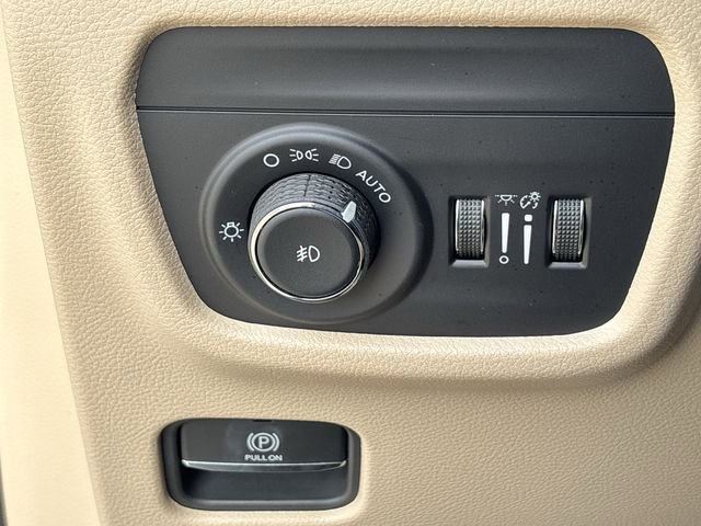 Used 2025 Jeep Grand Cherokee Limited RWD image 19