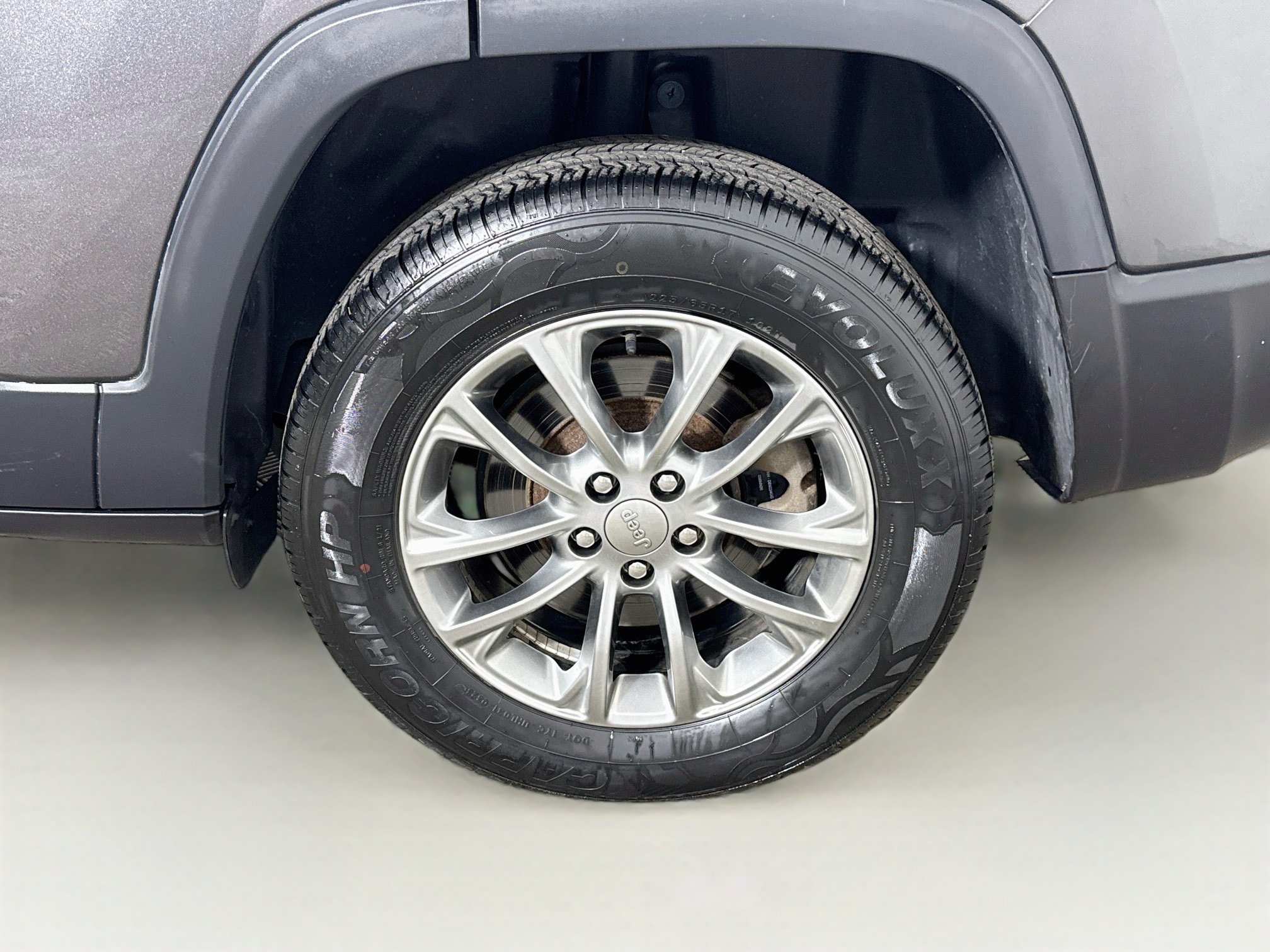 Used 2019 Jeep Cherokee Latitude Plus w/ Cold Weather Group AWD/4WD image 25