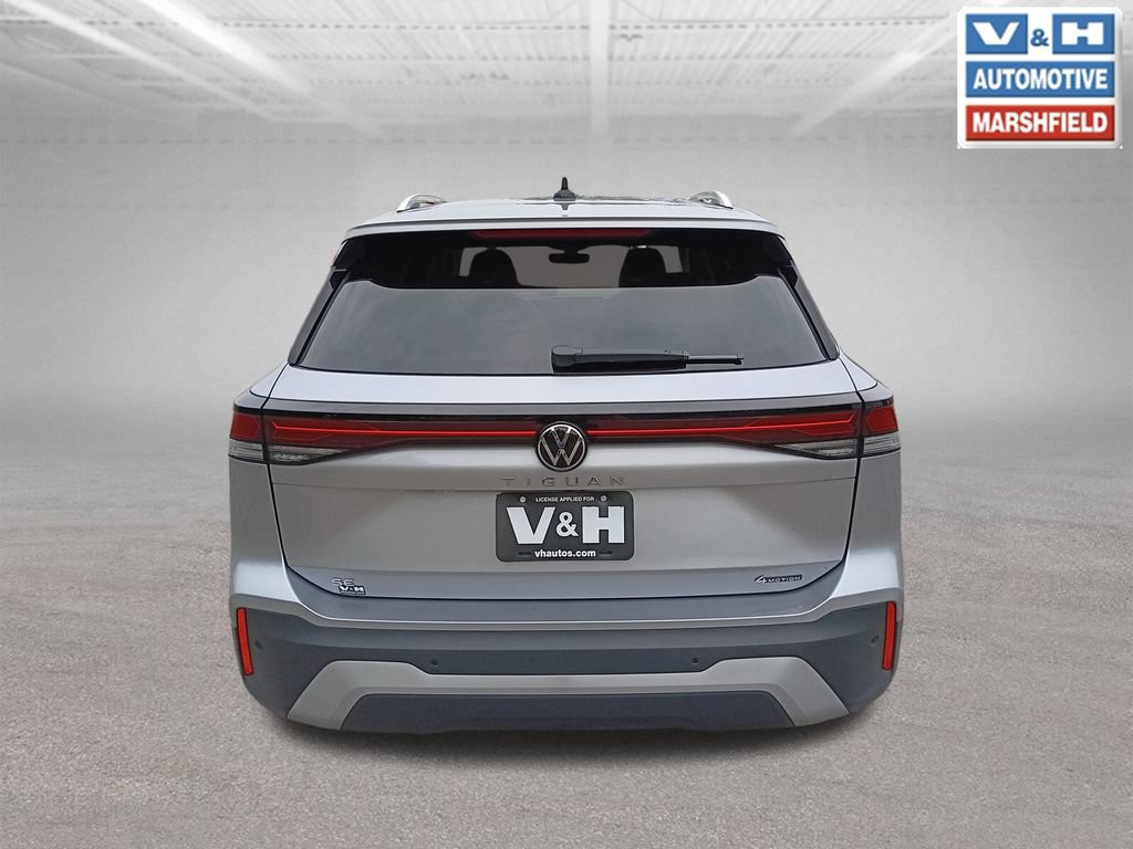Used 2026 Volkswagen Tiguan SE AWD/4WD image 3