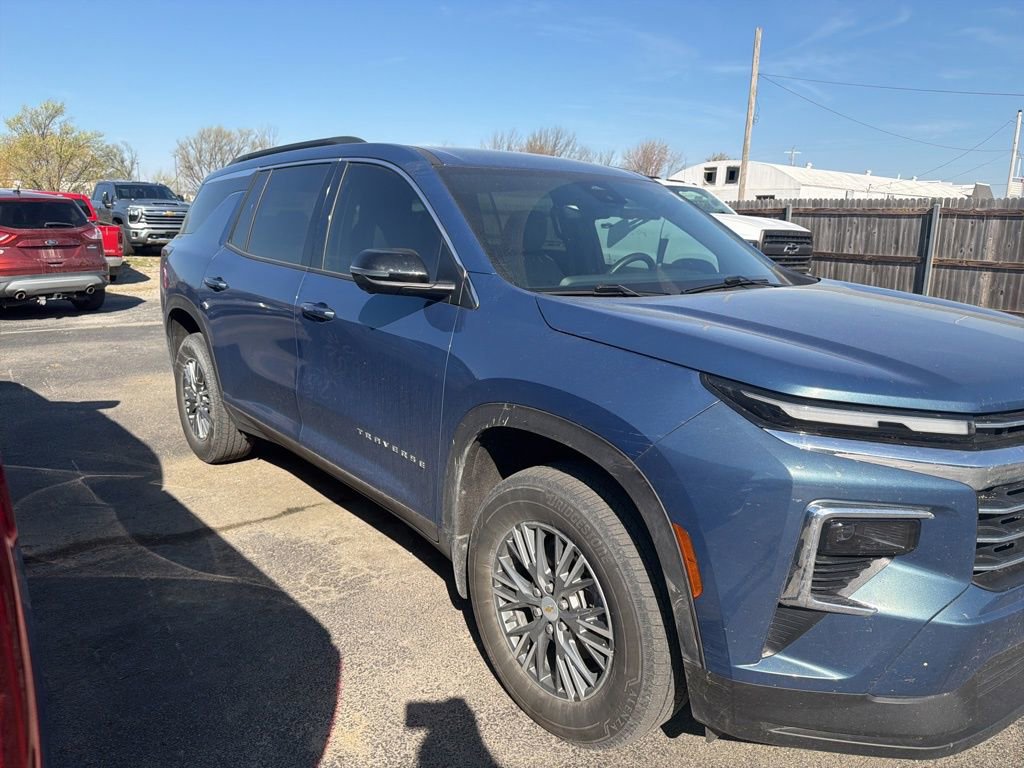 Used 2024 Chevrolet Traverse LT image 3
