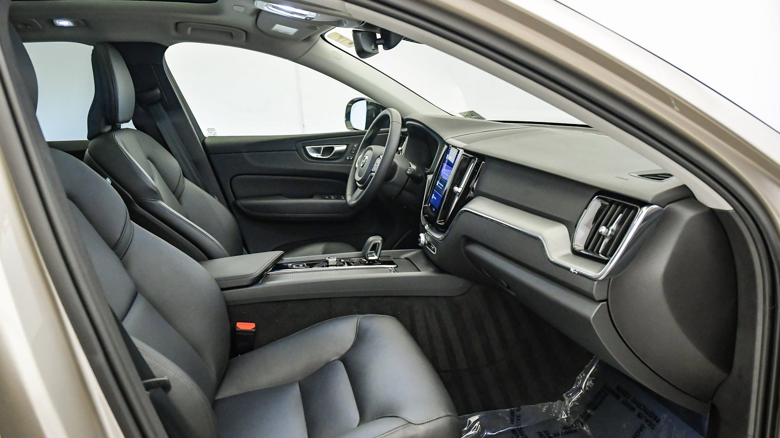 Certified 2025 Volvo XC60 B5 Core image 17