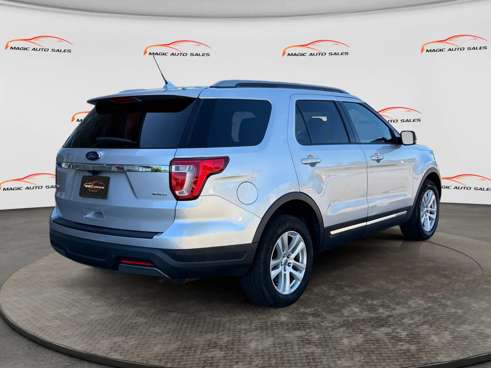 Used 2019 Ford Explorer XLT w/ Equipment Group 202A AWD/4WD image 10