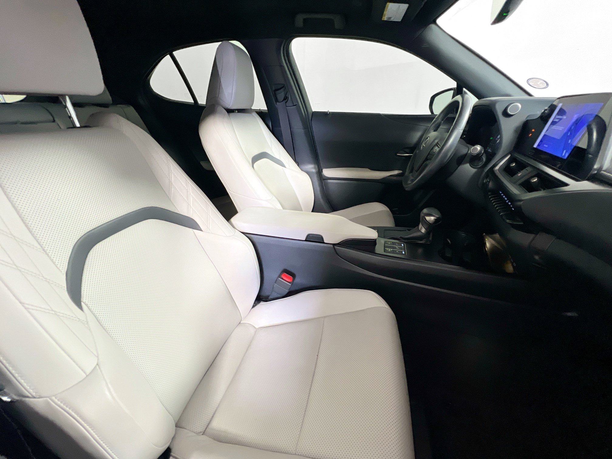 Used 2023 Lexus UX 250h FWD w/ Accessory Package (Z2) image 31