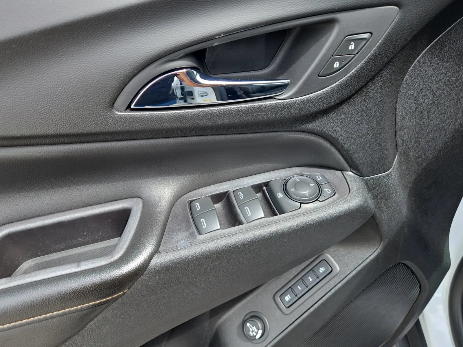 Used 2021 Chevrolet Equinox Premier w/ Redline Edition FWD image 14