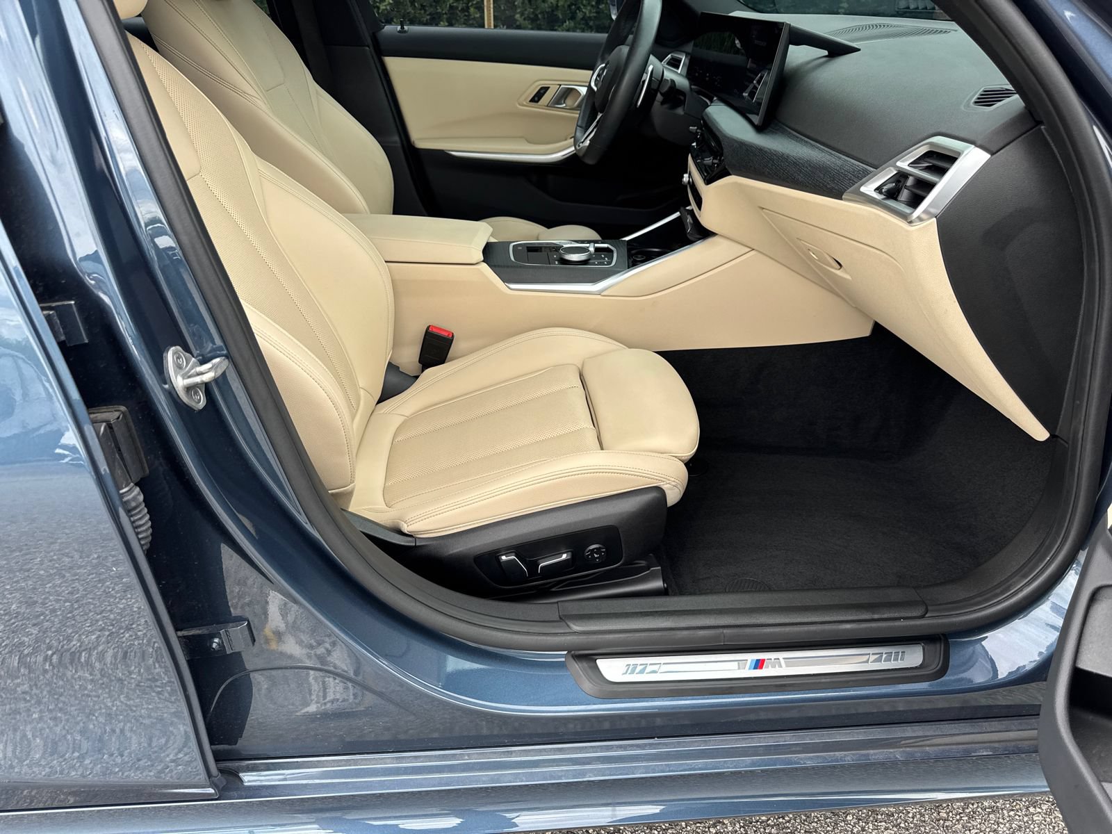 Used 2025 BMW 330i Sedan w/ M Sport Package RWD image 13