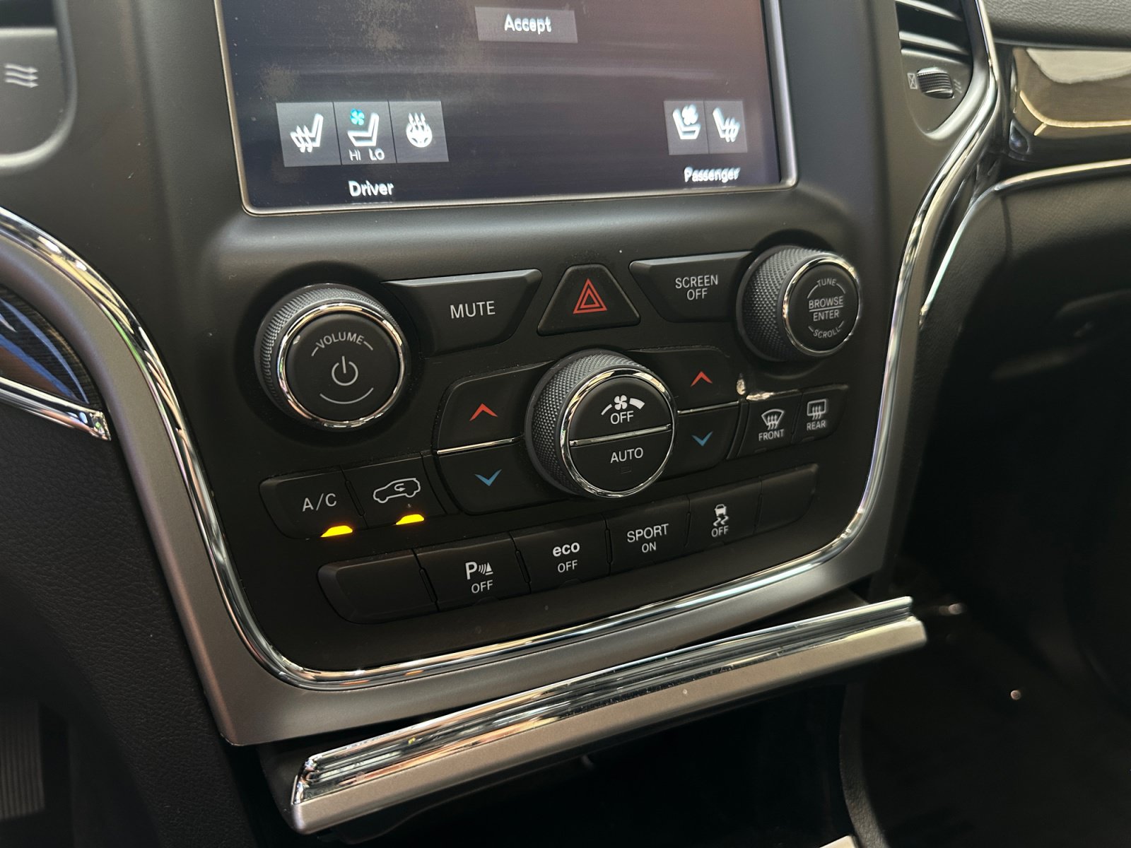 Used 2018 Jeep Grand Cherokee Trailhawk w/ Trailhawk Luxury Group AWD/4WD image 25