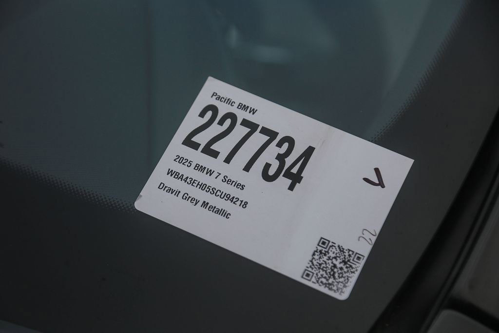 Used 2025 BMW 750e xDrive w/ Premium Package AWD/4WD image 24