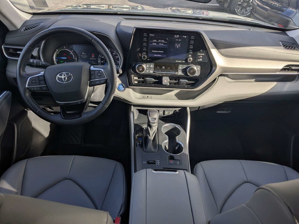 Used 2021 Toyota Highlander XLE AWD/4WD image 24