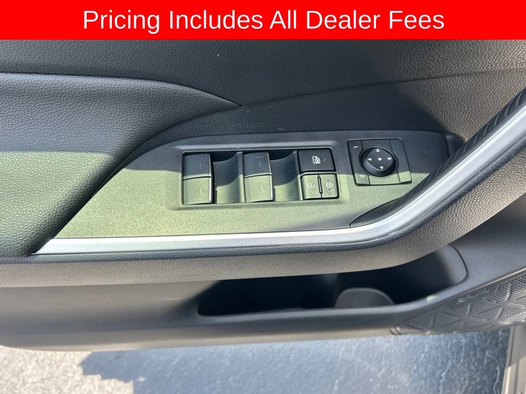 Used 2025 Toyota RAV4 XLE AWD/4WD image 4