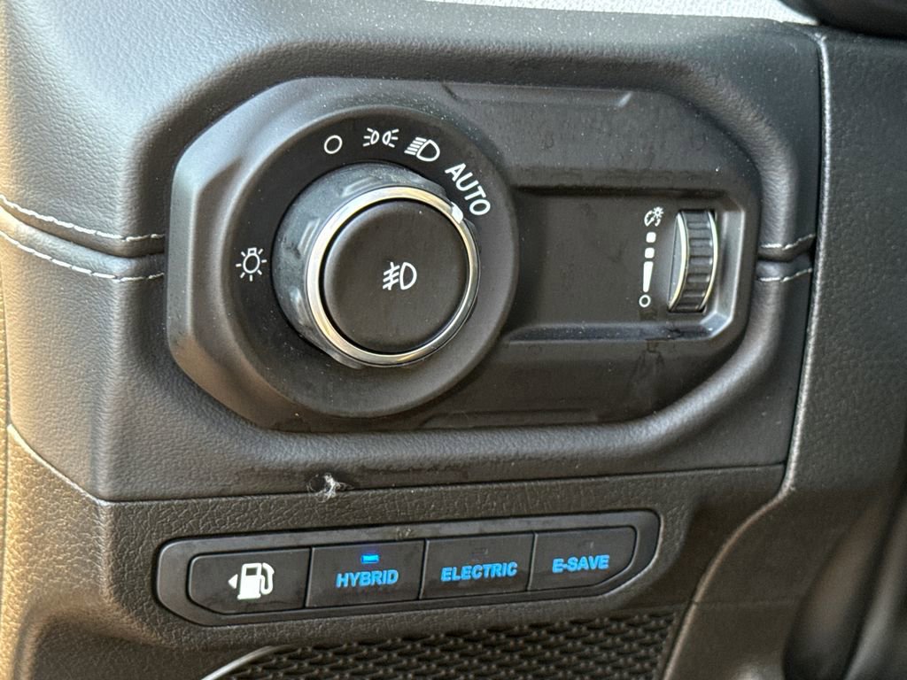 Used 2025 Jeep Wrangler Unlimited Sahara image 22