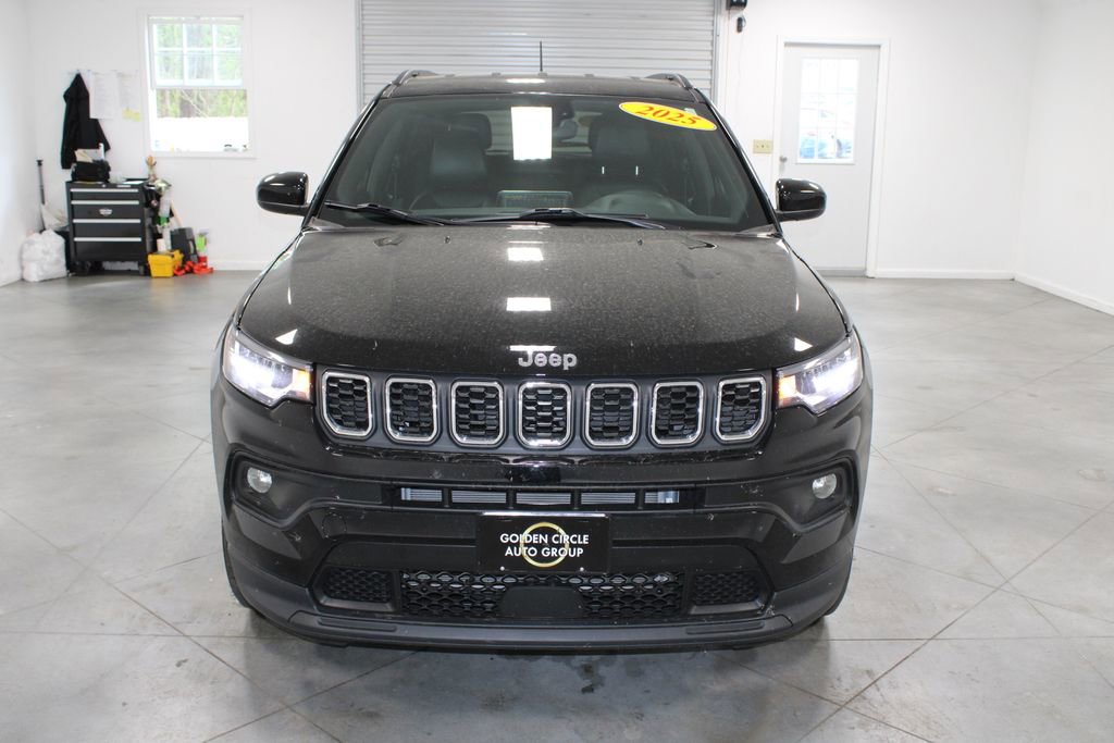 Used 2025 Jeep Compass Latitude AWD/4WD image 3