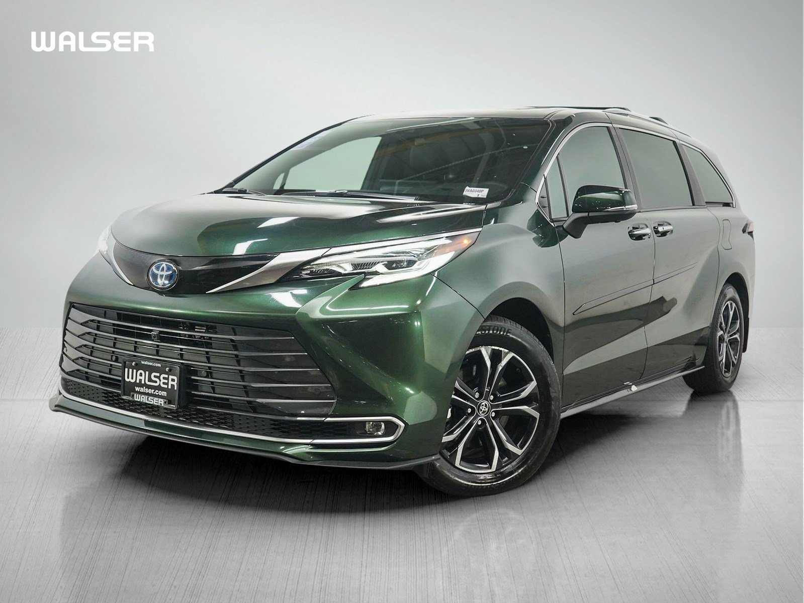 Used 2025 Toyota Sienna Platinum AWD/4WD image 1